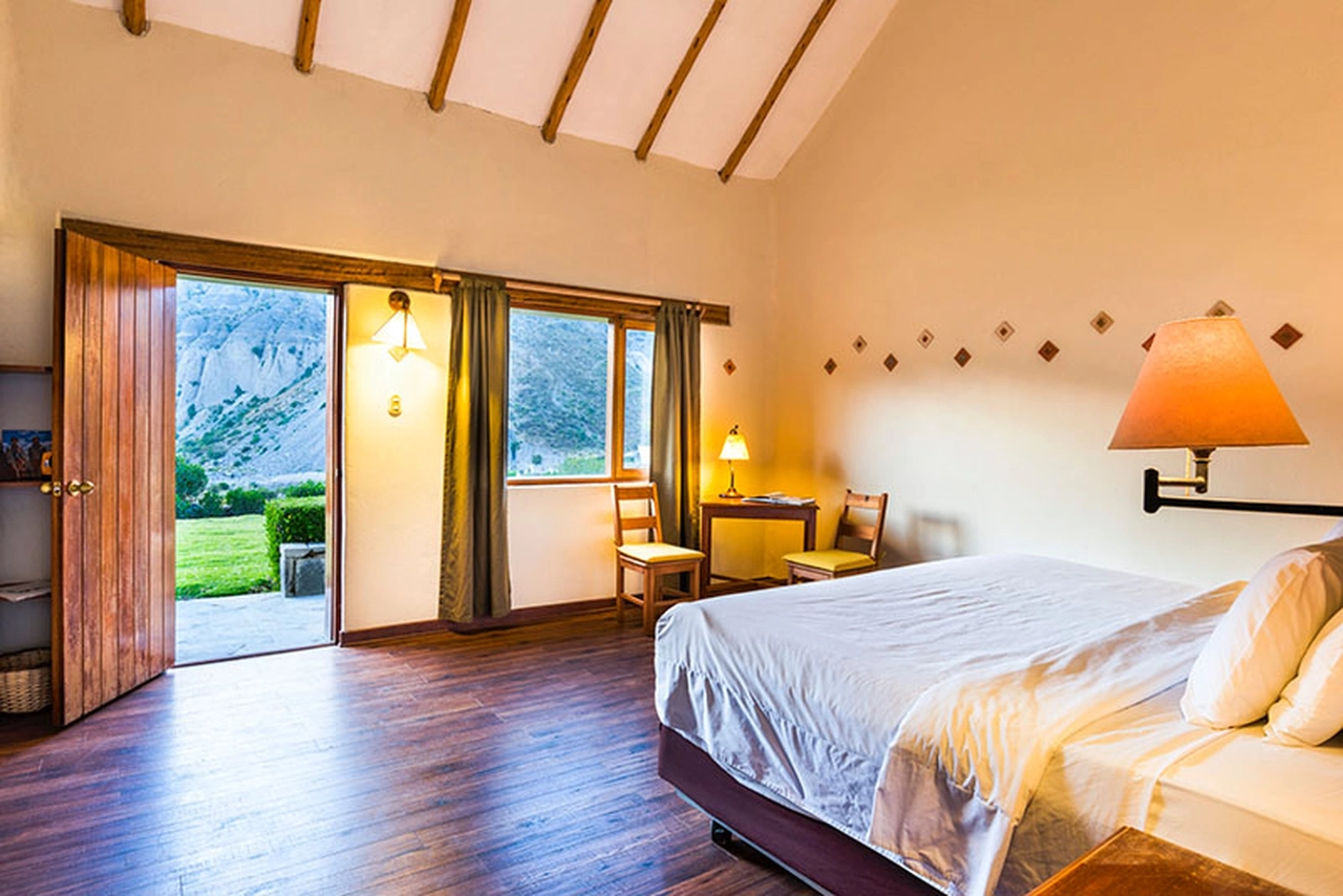 Colca Lodge - With a design inspired by the old Collaguas constructions, Colca Lodge has used mud, stone and straw to create a magical environment where the rooms are mixed with the gardens and these with the adjacent cultivation fields, without medien boundaries, or Walls, no barriers. Contact with nature is full but the comforts in this rural environment away from civilization are equally full, except for television whose moderate use is limited to the bar area and rest rooms