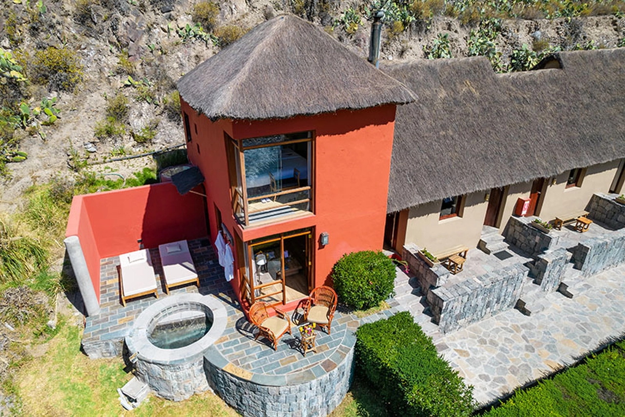 Colca Lodge - With a design inspired by the old Collaguas constructions, Colca Lodge has used mud, stone and straw to create a magical environment where the rooms are mixed with the gardens and these with the adjacent cultivation fields, without medien boundaries, or Walls, no barriers. Contact with nature is full but the comforts in this rural environment away from civilization are equally full, except for television whose moderate use is limited to the bar area and rest rooms
