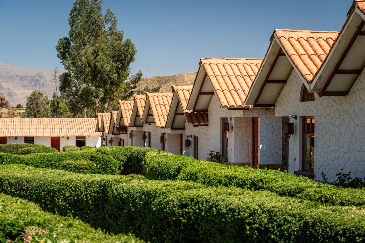 Casona Plaza Ecolodge - Casona Plaza Ecolodge Colca is a cozy and quiet Lodge located in the town of Yanque, nestled in the Colca Valley, 3 hours from the city of Arequipa. The hotel is made up of a set of houses made of stone and materials in the area, with green areas, seen to the mountains and the starry sky at night. A place to rest and get away from the city.