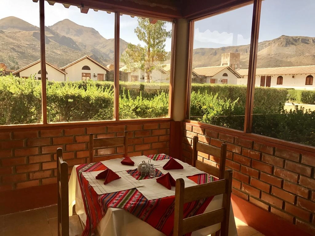Casona Plaza Ecolodge - Casona Plaza Ecolodge Colca is a cozy and quiet Lodge located in the town of Yanque, nestled in the Colca Valley, 3 hours from the city of Arequipa. The hotel is made up of a set of houses made of stone and materials in the area, with green areas, seen to the mountains and the starry sky at night. A place to rest and get away from the city.