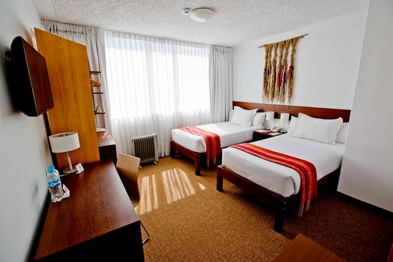 Alive earth - This strategic location allows our guests to easy access to the Plaza de Armas and Lima Street, which is the most commercial and cosmopolitan of the city, where travelers can enjoy the best restaurants, popular art stores and artistic bars.