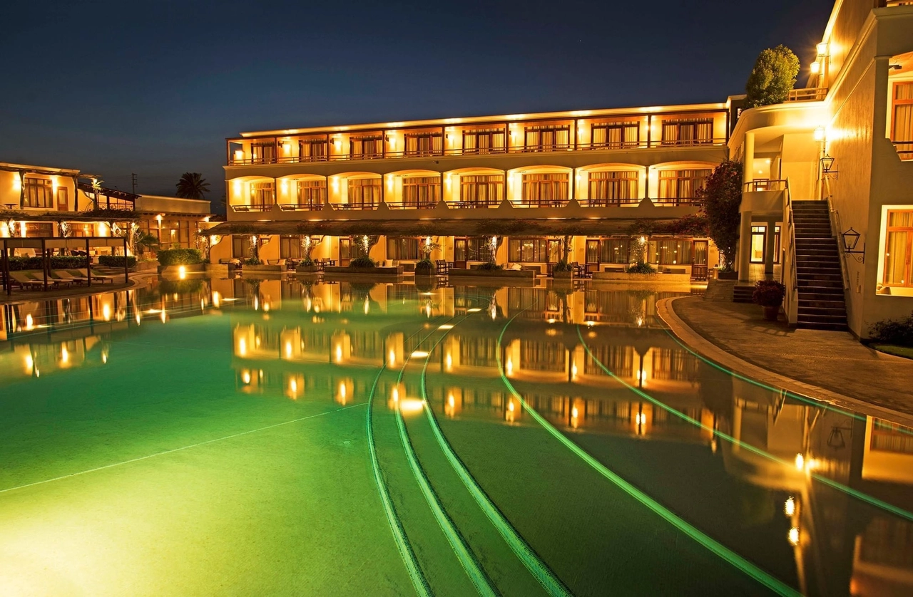 The Bahia hacienda - Framed by panoramic views to the ocean, lush tropical gardens and the elegant architecture of a classic coastal farm. Discover an exclusive but quiet and comfortable getaway on the banks of the beautiful Bay of Paracas. It is a destination where modern luxury and simplicity are perfectly combined to create an unforgettable experience.