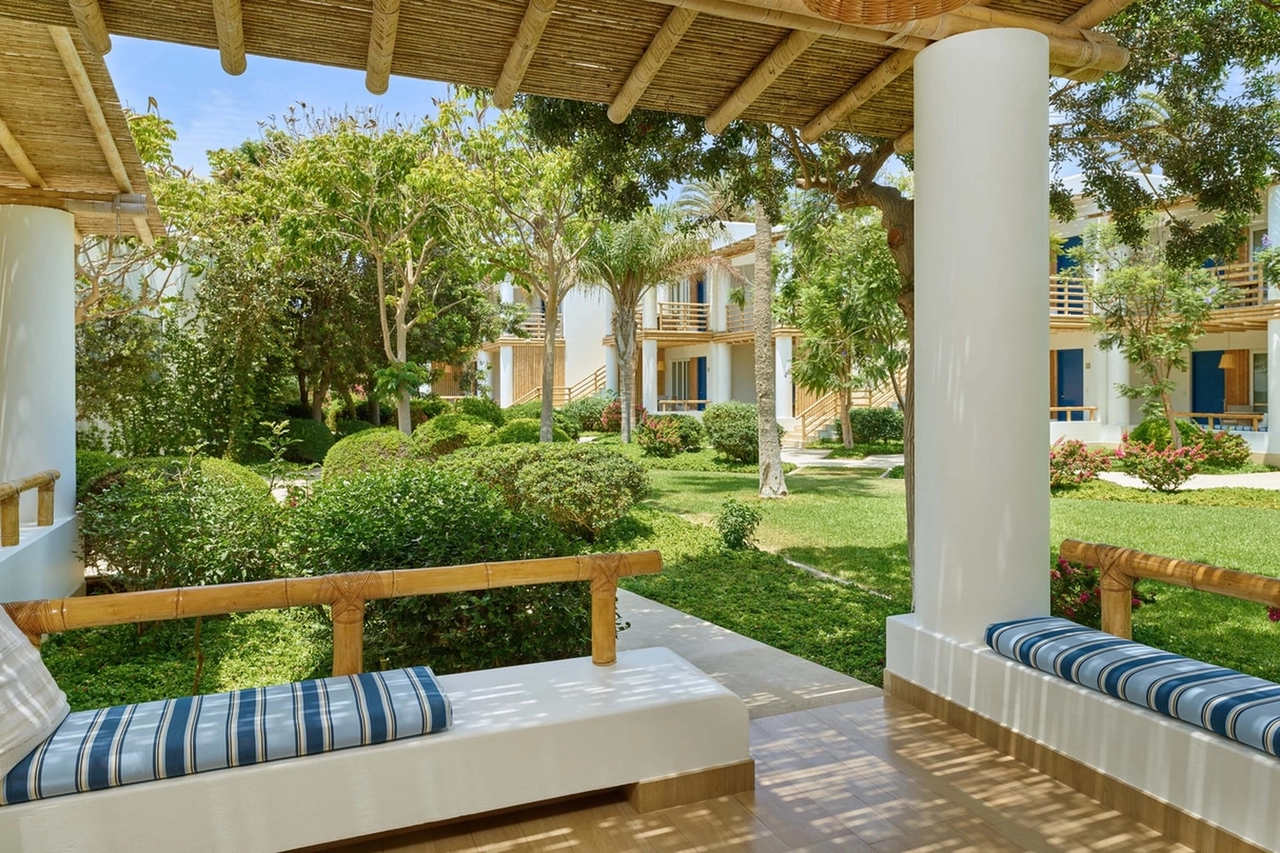 Paracas to Luxury Collection Resort - Our beach resort offers first level facilities, private dock, the only luxury spa in the city, exquisite local and international cuisine and exciting experiences that will allow you to be in contact with nature.