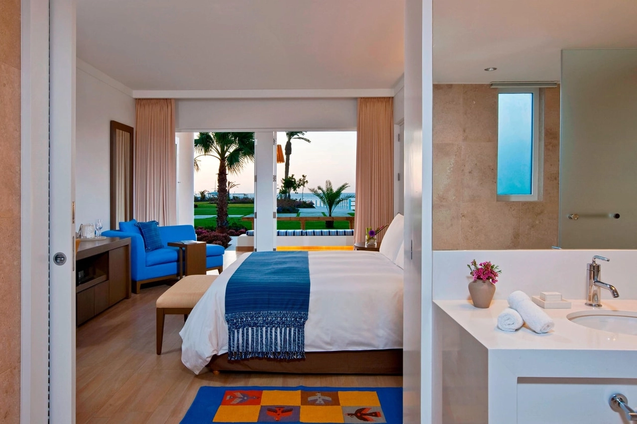 Paracas to Luxury Collection Resort - Our beach resort offers first level facilities, private dock, the only luxury spa in the city, exquisite local and international cuisine and exciting experiences that will allow you to be in contact with nature.