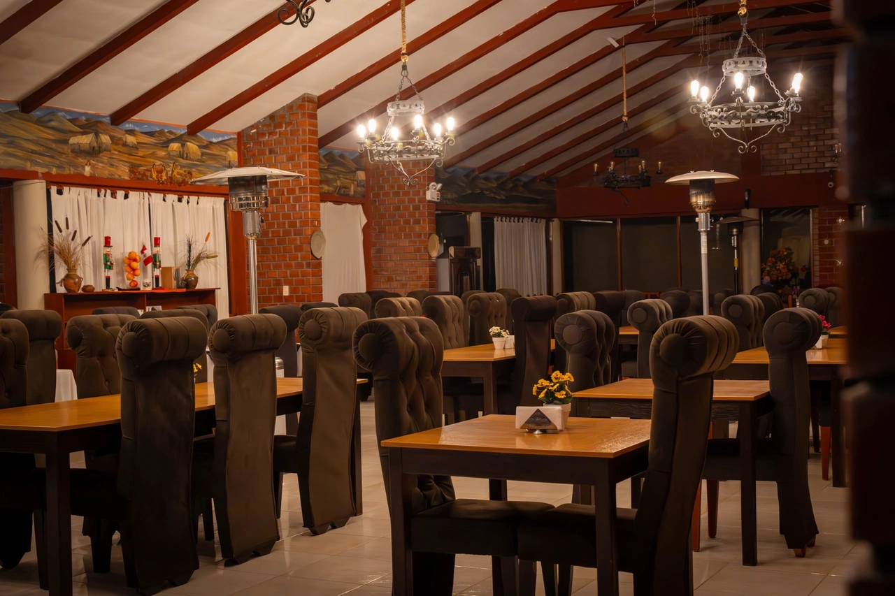 Casona Plaza Ecolodge - Casona Plaza Ecolodge Colca is a cozy and quiet Lodge located in the town of Yanque, nestled in the Colca Valley, 3 hours from the city of Arequipa. The hotel is made up of a set of houses made of stone and materials in the area, with green areas, seen to the mountains and the starry sky at night. A place to rest and get away from the city.