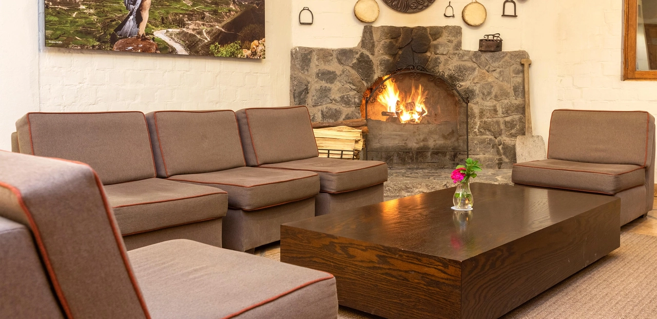 Andina Standard Colca - It is a cozy and rustic hotel located in Chivay, made up of individual houses made of stone with wooden floors and roofs of tiles. It has a water source in the central courtyard and a grill area where you can organize outdoor lunches.