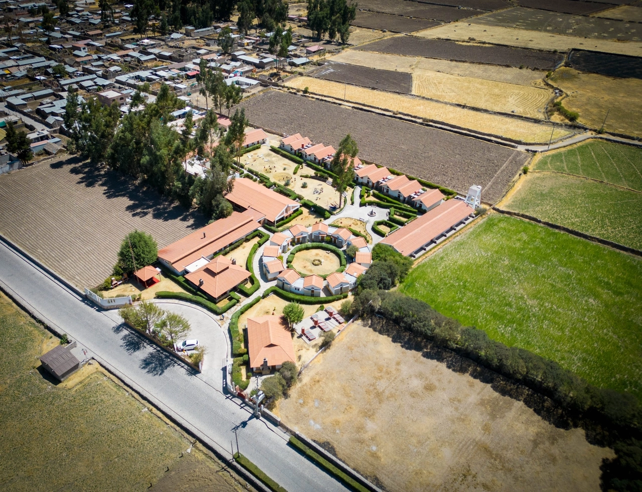 Casona Plaza Ecolodge Colca is a cozy and quiet Lodge located in the town of Yanque, nestled in the Colca Valley, 3 hours from the city of Arequipa. The hotel is made up of a set of houses made of stone and materials in the area, with green areas, seen to the mountains and the starry sky at night. A place to rest and get away from the city.