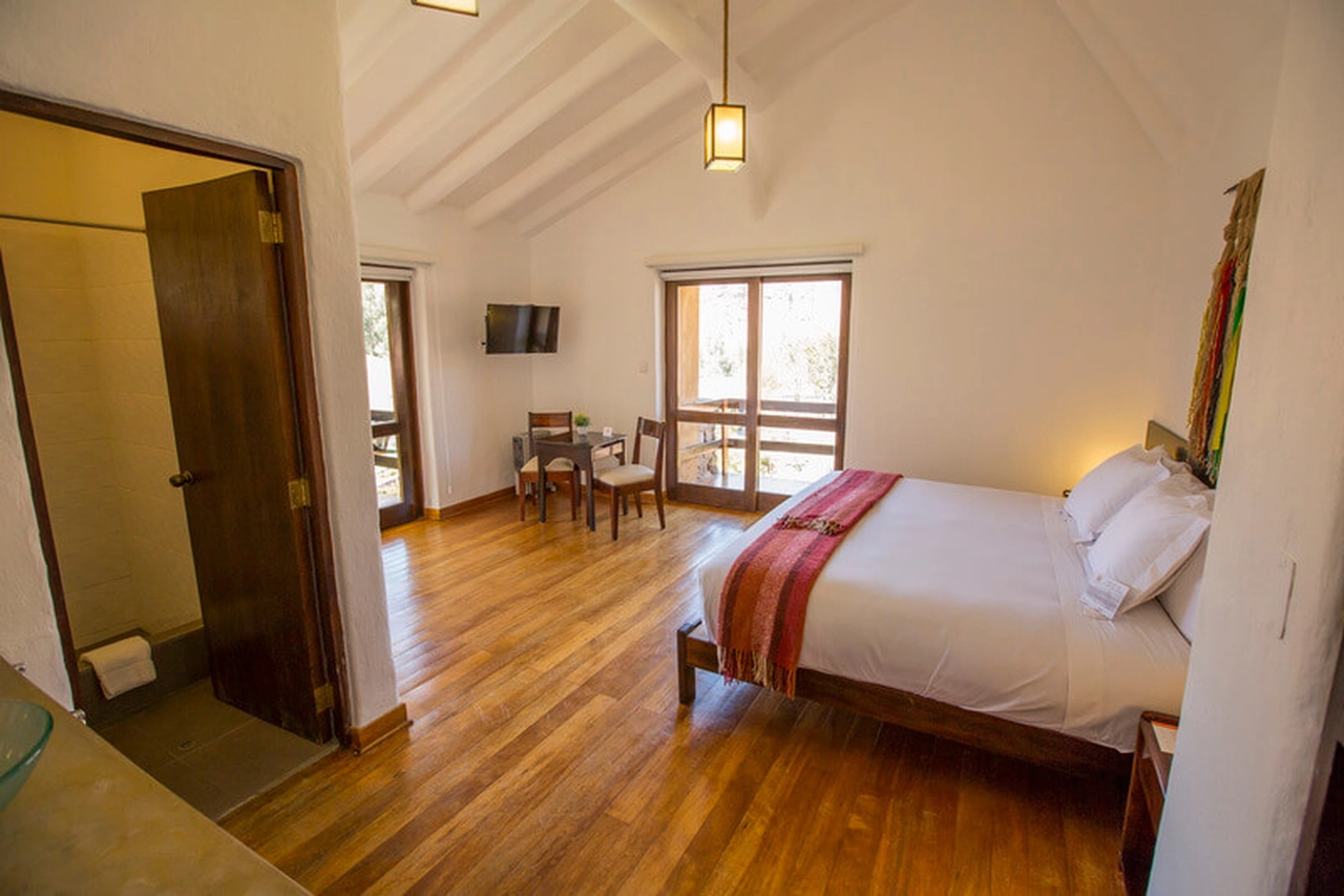 Alive earth - We have 36 large rooms, including some relatives who can accommodate up to 4 people. Within the hotel you can enjoy its green areas, the delicious food of the Suno restaurant that offers buffet breakfast, buffet lunch or the letter, and for dinner we have a very varied letter for all tastes.
