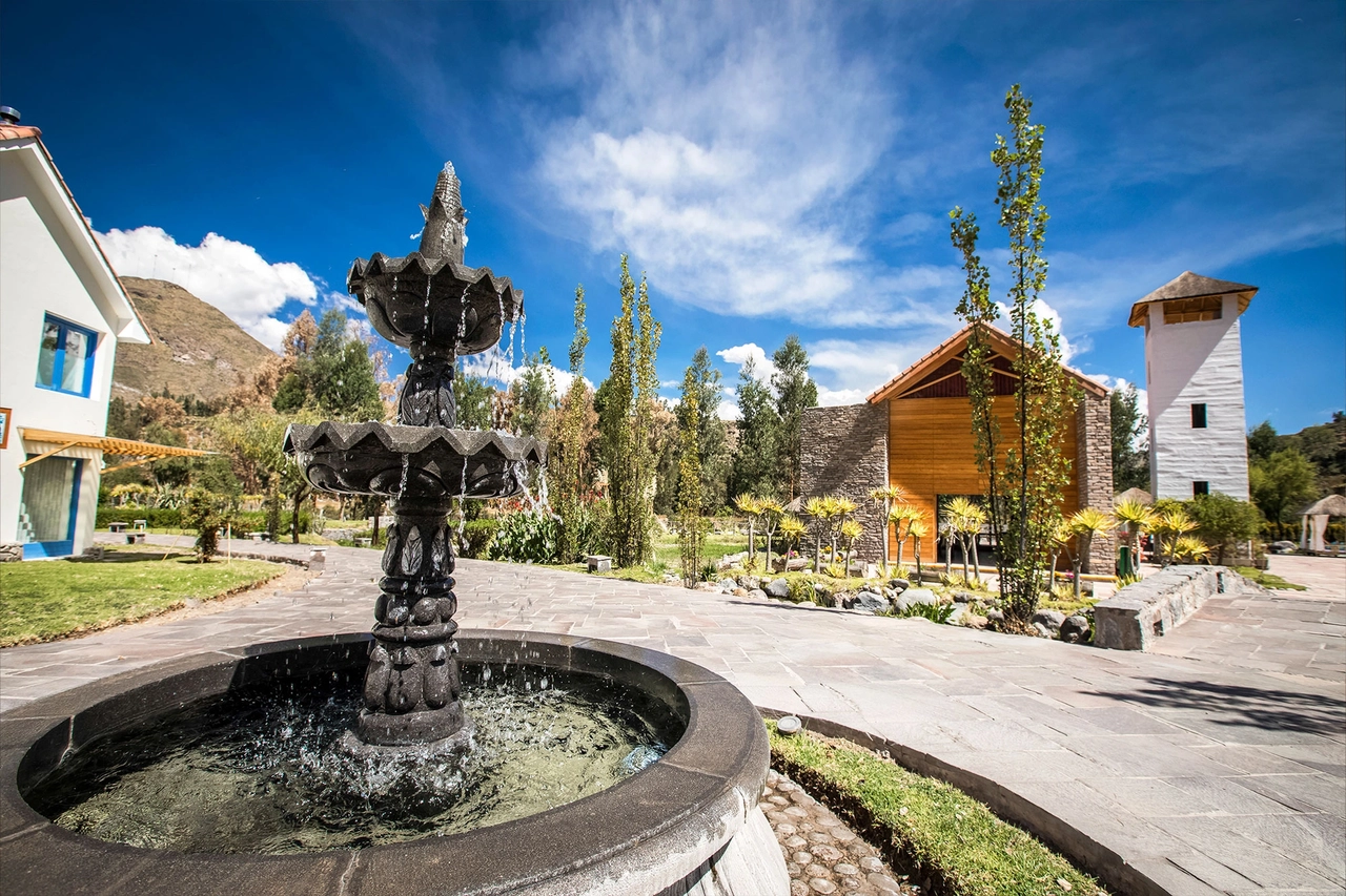 This hotel is a dream place, rich in legends, Andean and colonial traditions in the midst of impressive scenarios. An old water mill at the entrance of the hotel welcomes Aranwa Pueblito delighted Colca. It is the best starting point to enter the magical universe that covers the Colca Valley.