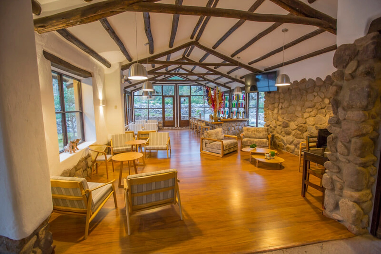 Alive earth - We have 36 large rooms, including some relatives who can accommodate up to 4 people. Within the hotel you can enjoy its green areas, the delicious food of the Suno restaurant that offers buffet breakfast, buffet lunch or the letter, and for dinner we have a very varied letter for all tastes.