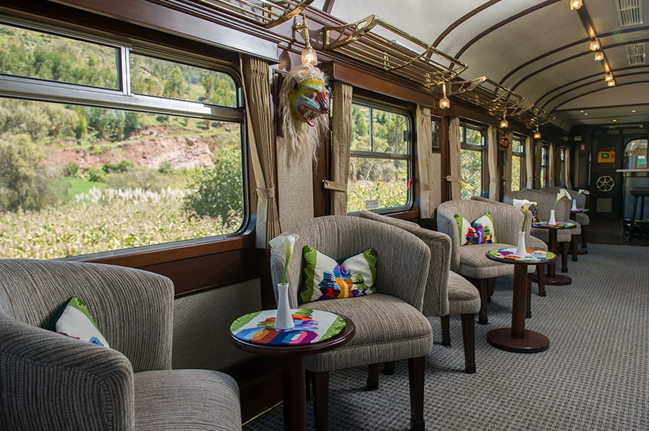 The PeruRail Vistadome Observatory train travels the route between Cusco and Machu Picchu, giving you a unique travel experience. An exclusive environment that surrounds you with the magical landscape thanks to its panoramic windows and the observatory car, living an unforgettable trip and enjoying our culture up close through the music and typical dance of the Saqra. Along the route, passengers will be able to move between the panoramic car and the elegant observatory car, enjoying the on-board experience.