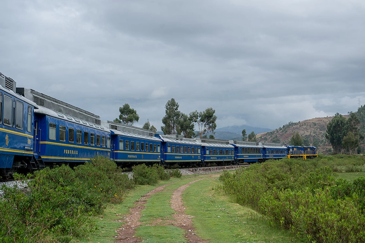 The PeruRail Vistadome Observatory train travels the route between Cusco and Machu Picchu, giving you a unique travel experience. An exclusive environment that surrounds you with the magical landscape thanks to its panoramic windows and the observatory car, living an unforgettable trip and enjoying our culture up close through the music and typical dance of the Saqra. Along the route, passengers will be able to move between the panoramic car and the elegant observatory car, enjoying the on-board experience.
