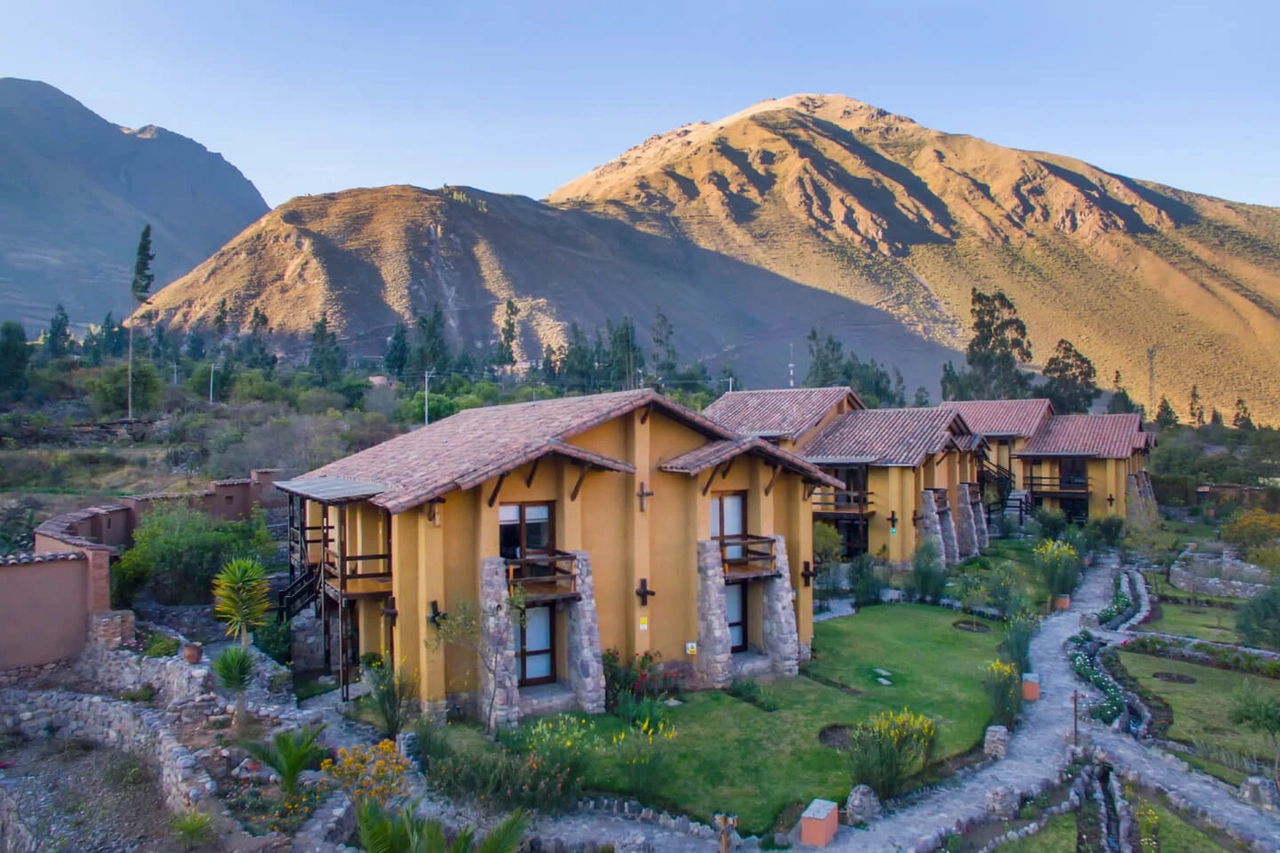 Alive earth - We have 36 large rooms, including some relatives who can accommodate up to 4 people. Within the hotel you can enjoy its green areas, the delicious food of the Suno restaurant that offers buffet breakfast, buffet lunch or the letter, and for dinner we have a very varied letter for all tastes.