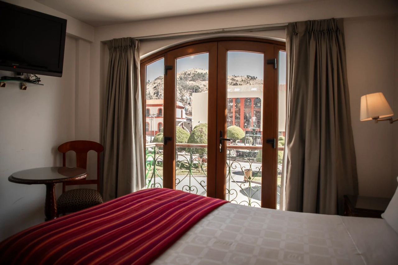 The Hacienda Plaza de Armas Puno Hotel is the only hotel in the main square of Puno with panoramic views to the cathedral and the historic center of the city. Strategically located near shops, stores and 40 minutes from the Inca Manco Cápac airport in the city of Juliaca. It has the Taypicamaña restaurant, where buffet breakfast is served and has seen the Plaza Mayor de Puno.