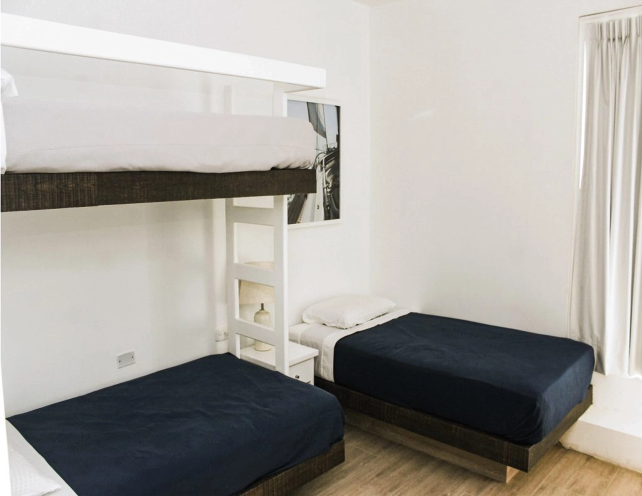 Paracas house - The hotel gives its comfortable rooms, with an exceptional terrace that has an excellent view of the sea, where you can enjoy varied breakfasts and a relaxing stay; In addition, we have two rooms: one reading and one of games.