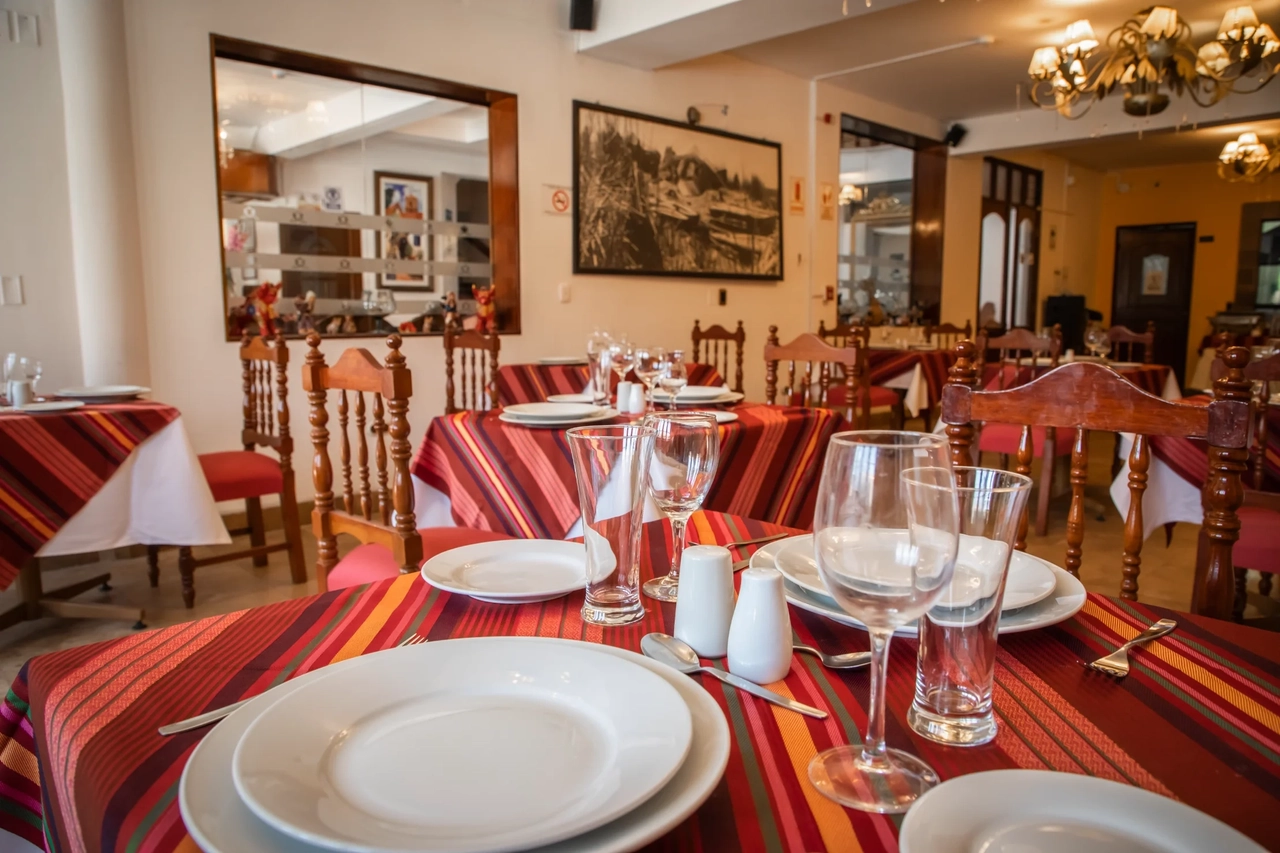 The Plaza hacienda - The Hacienda Plaza de Armas Puno Hotel is the only hotel in the main square of Puno with panoramic views to the cathedral and the historic center of the city. Strategically located near shops, stores and 40 minutes from the Inca Manco Cápac airport in the city of Juliaca. It has the Taypicamaña restaurant, where buffet breakfast is served and has seen the Plaza Mayor de Puno.