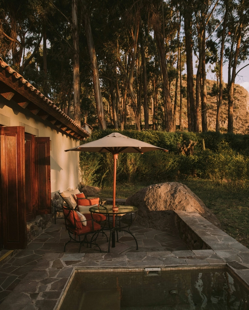 The houses is at a short distance from one of the deepest cannons in the world, nestled in the middle of a unique flora and fauna. Here, a sense of serenity prevails, which surrounds it after the exploration of the day with impressive landscapes and an innate feeling of peace