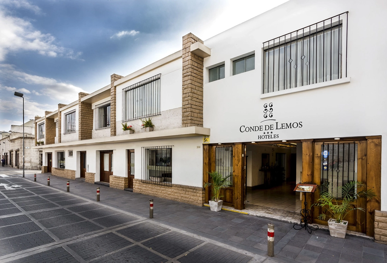 Count of Lemos - We are excellently located, in the historic city area, 2 blocks from the Plaza de Armas, one block from the Santa Catalina convent and in front of the Moral House