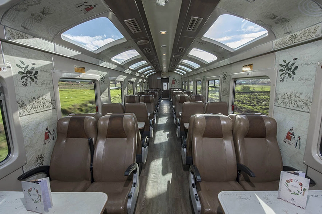 If you want to live the adventure of your journey from Cusco to Machu Picchu at a lower cost, the PeruRail Expedition train is ideal for what you are looking for. This tourist service has all the comforts on board and a decoration inspired by the Inca culture: the perfect prelude to your visit to the citadel of Machu Picchu.