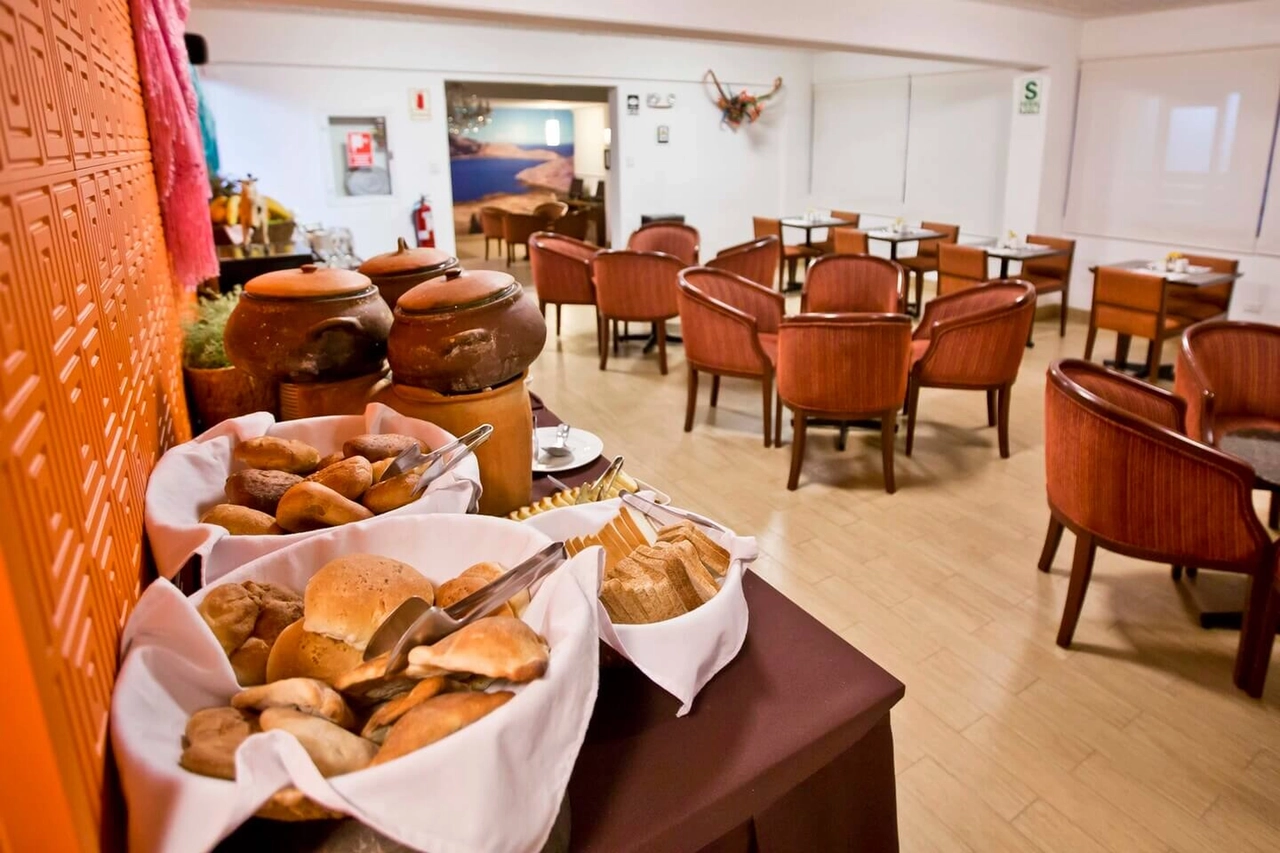 Alive earth - This strategic location allows our guests to easy access to the Plaza de Armas and Lima Street, which is the most commercial and cosmopolitan of the city, where travelers can enjoy the best restaurants, popular art stores and artistic bars.