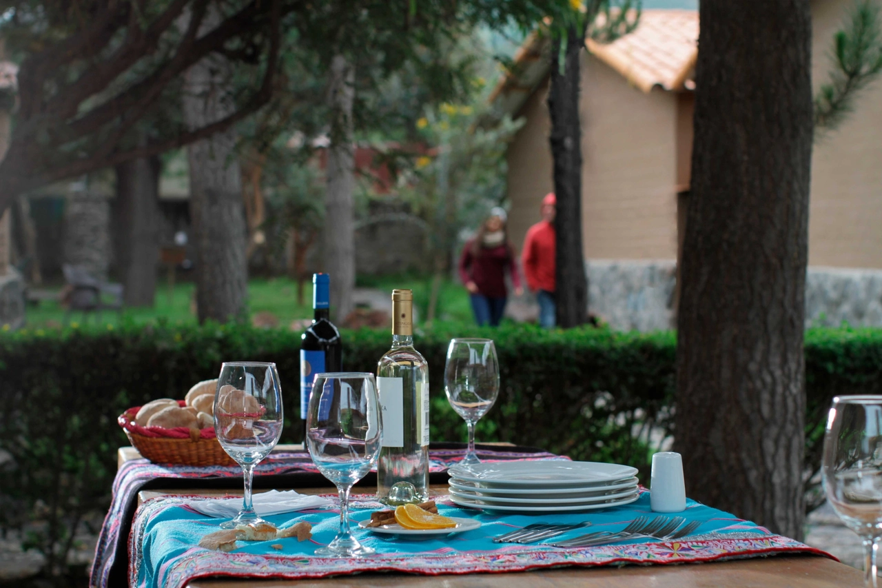 It is a cozy and rustic hotel located in Chivay, made up of individual houses made of stone with wooden floors and roofs of tiles. It has a water source in the central courtyard and a grill area where you can organize outdoor lunches.