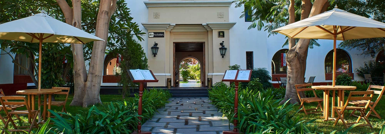 DM Nasca Hotel - The hotel is considered a historical place in the region, because it was home to the German archaeologist Maria Reiche while studying the Nasca lines. So it is possible to take a tour of his room, where he lived for twenty -five years.