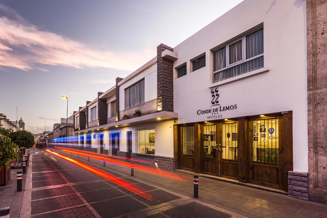 Count of Lemos - We are excellently located, in the historic city area, 2 blocks from the Plaza de Armas, one block from the Santa Catalina convent and in front of the Moral House