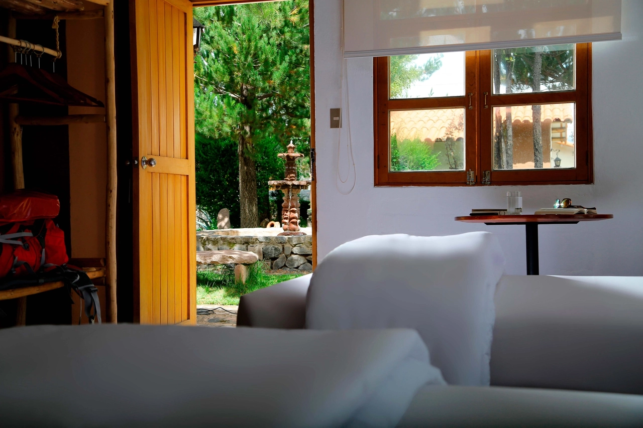 Andina Standard Colca - It is a cozy and rustic hotel located in Chivay, made up of individual houses made of stone with wooden floors and roofs of tiles. It has a water source in the central courtyard and a grill area where you can organize outdoor lunches.