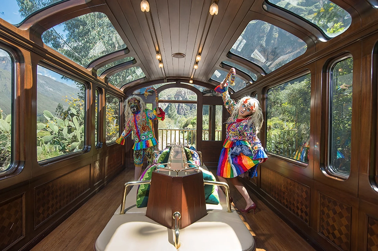 Our train to Machu Picchu PeruRail Vistadome offers a different way to travel to the citadel. The cars have panoramic windows located in the walls and ceilings of the carriages, which allow you to have a connection with the outside. Likewise, on the return trip you can enjoy a fashion show on board that will show you an exclusive collection of baby alpaca clothing with the latest trends which you can purchase if you wish. The PeruRail Vistadome train brings the landscapes of the route to Machu Picchu closer in a unique way, making passengers feel part of the nature that surrounds them.