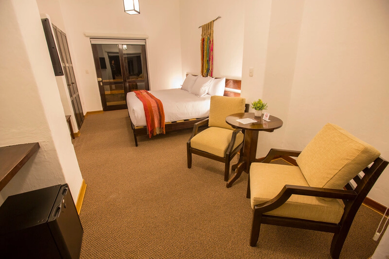 Alive earth - We have 36 large rooms, including some relatives who can accommodate up to 4 people. Within the hotel you can enjoy its green areas, the delicious food of the Suno restaurant that offers buffet breakfast, buffet lunch or the letter, and for dinner we have a very varied letter for all tastes.