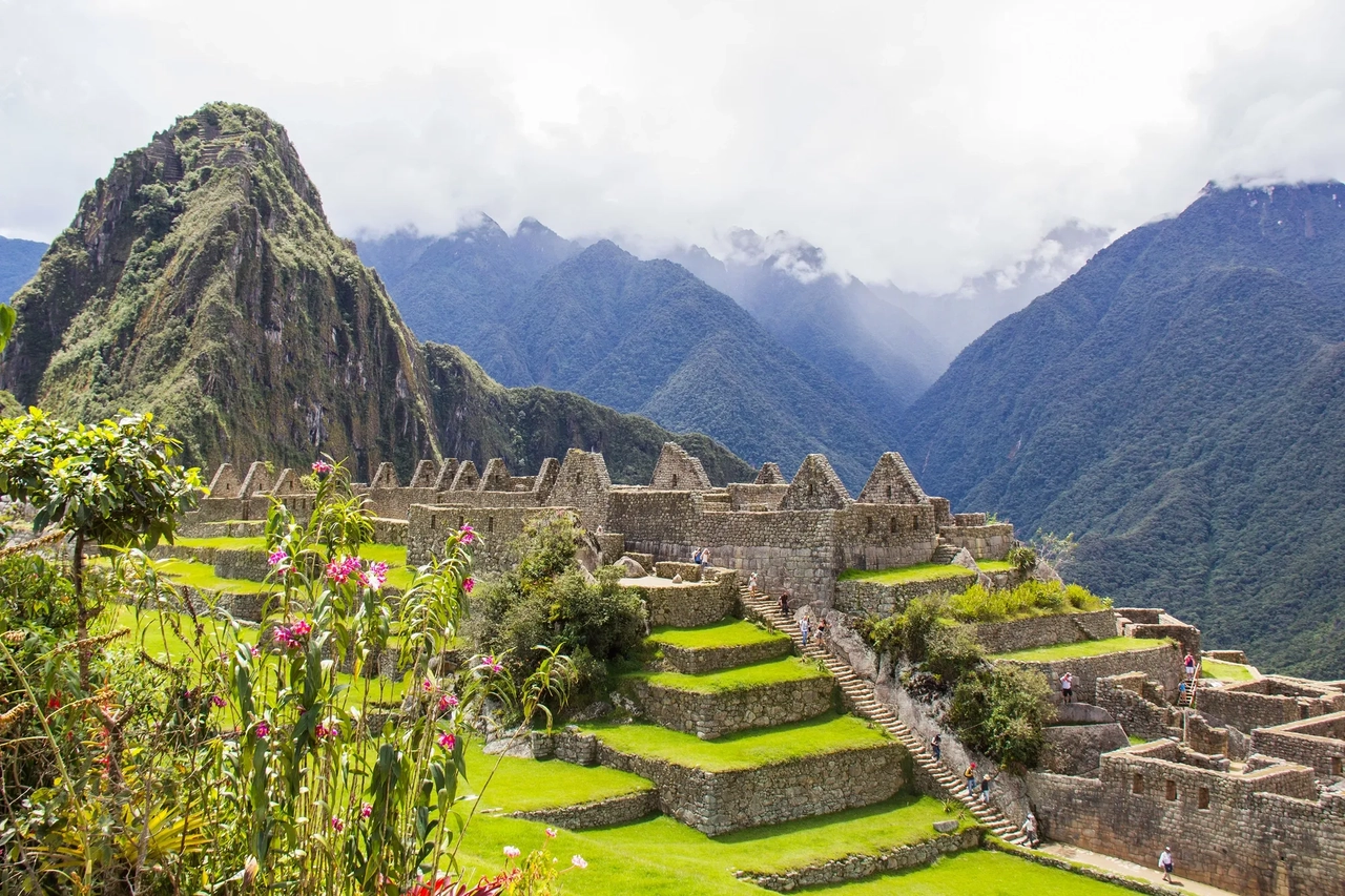 A perfect circuit that combines discovery and meeting with local populations, to experience wonderful moments and fill yourself with unforgettable memories. We will discover a large part of southern Peru, magnificent and enigmatic places, we will visit the capital Lima, Paracas, the enigmatic and mysterious lines of Nazca, Arequipa and its Colca Canyon, Puno, and its famous floating islands on Lake Titikaka, and finally Cusco, the ancient capital of the Inca Empire and the Inca citadel of Machupicchu.