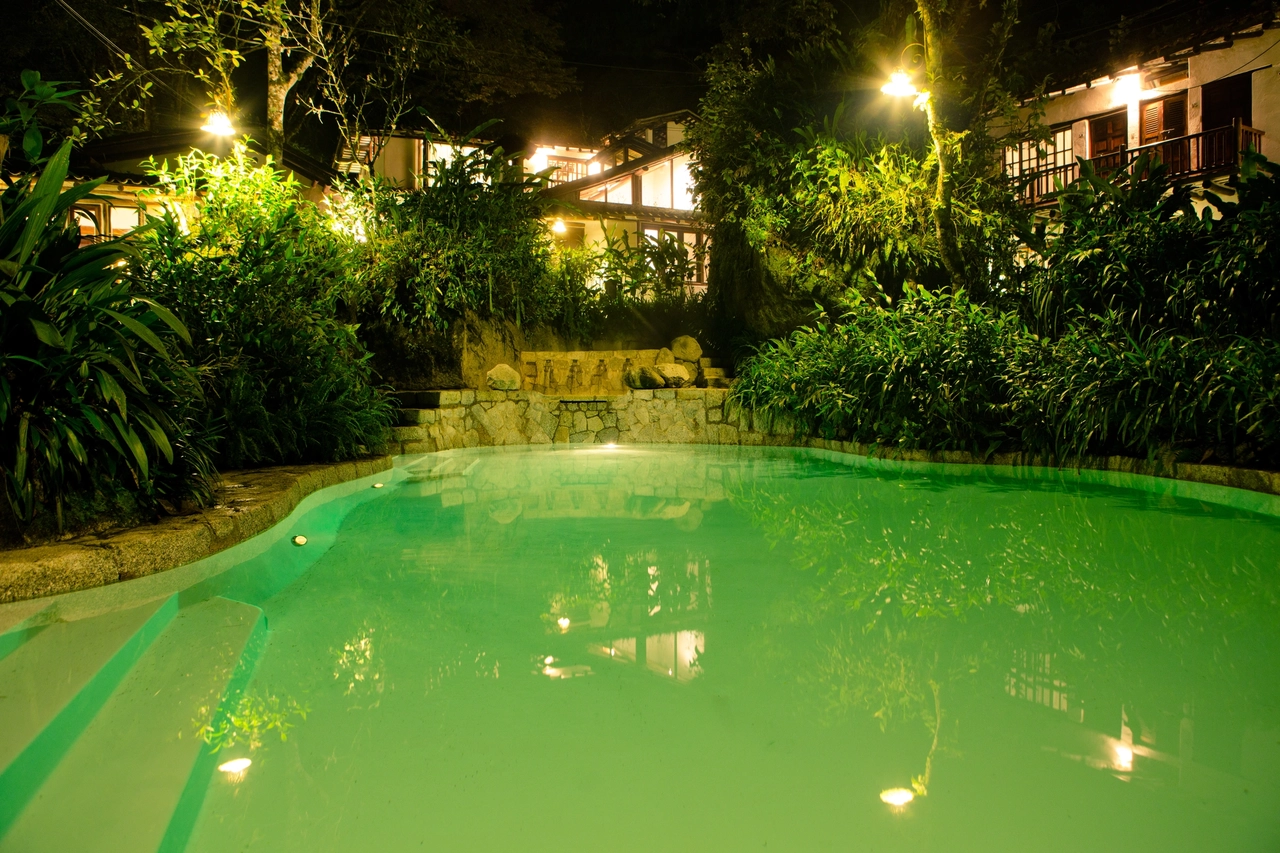 It is an intimate Andean village with terraces, streams, stone roads and 83 adobe houses in the middle of the cloud forest. The property has five hectares of exquisite natural beauty, where 214 species of birds have been recorded - like the golden quetzal and the iconic cock of the rocks - and the largest native orchid collection in the world, with 372 species