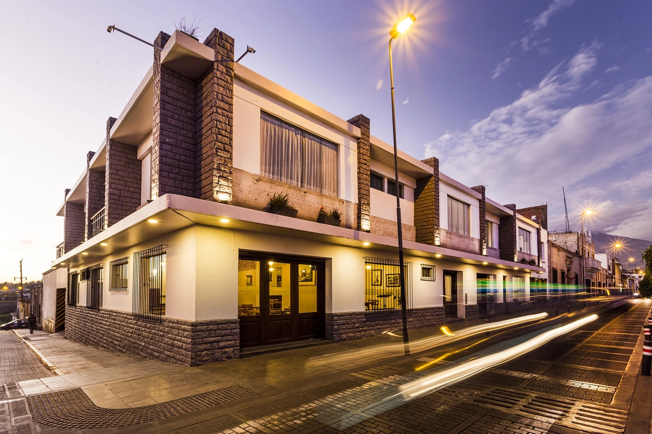 Count of Lemos - We are excellently located, in the historic city area, 2 blocks from the Plaza de Armas, one block from the Santa Catalina convent and in front of the Moral House