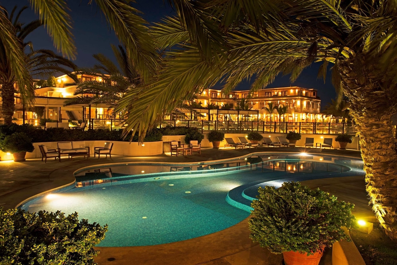 The Bahia hacienda - Framed by panoramic views to the ocean, lush tropical gardens and the elegant architecture of a classic coastal farm. Discover an exclusive but quiet and comfortable getaway on the banks of the beautiful Bay of Paracas. It is a destination where modern luxury and simplicity are perfectly combined to create an unforgettable experience.