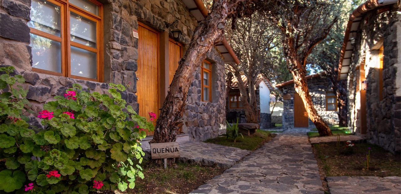 Andina Standard Colca - It is a cozy and rustic hotel located in Chivay, made up of individual houses made of stone with wooden floors and roofs of tiles. It has a water source in the central courtyard and a grill area where you can organize outdoor lunches.