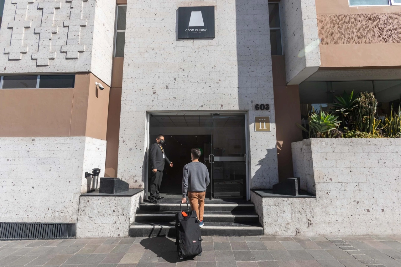 Andina Standard House - It is located in the heart of the Monumental neighborhood of San Lazaro, considered one of the oldest in Arequipa, is a hotel built with ashlar and a contemporary style.