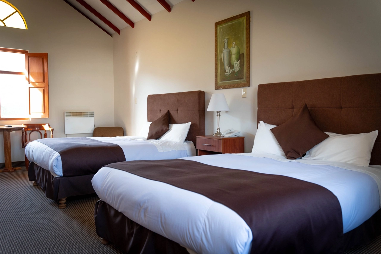 Casona Plaza Ecolodge - Casona Plaza Ecolodge Colca is a cozy and quiet Lodge located in the town of Yanque, nestled in the Colca Valley, 3 hours from the city of Arequipa. The hotel is made up of a set of houses made of stone and materials in the area, with green areas, seen to the mountains and the starry sky at night. A place to rest and get away from the city.