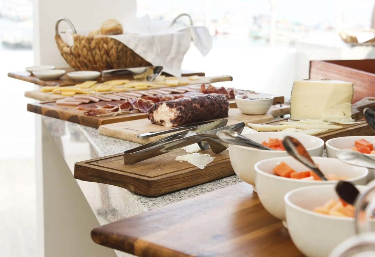 Paracas house - The hotel gives its comfortable rooms, with an exceptional terrace that has an excellent view of the sea, where you can enjoy varied breakfasts and a relaxing stay; In addition, we have two rooms: one reading and one of games.