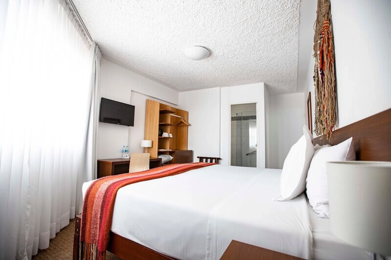 Alive earth - This strategic location allows our guests to easy access to the Plaza de Armas and Lima Street, which is the most commercial and cosmopolitan of the city, where travelers can enjoy the best restaurants, popular art stores and artistic bars.
