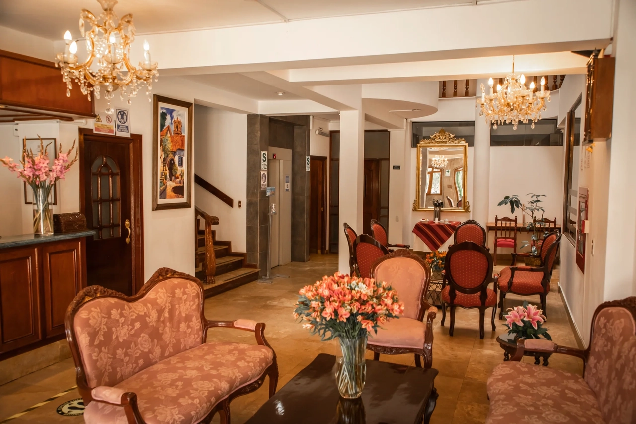 The Plaza hacienda - The Hacienda Plaza de Armas Puno Hotel is the only hotel in the main square of Puno with panoramic views to the cathedral and the historic center of the city. Strategically located near shops, stores and 40 minutes from the Inca Manco Cápac airport in the city of Juliaca. It has the Taypicamaña restaurant, where buffet breakfast is served and has seen the Plaza Mayor de Puno.