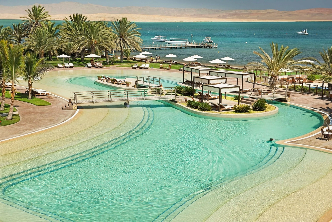 The Bahia hacienda - Framed by panoramic views to the ocean, lush tropical gardens and the elegant architecture of a classic coastal farm. Discover an exclusive but quiet and comfortable getaway on the banks of the beautiful Bay of Paracas. It is a destination where modern luxury and simplicity are perfectly combined to create an unforgettable experience.
