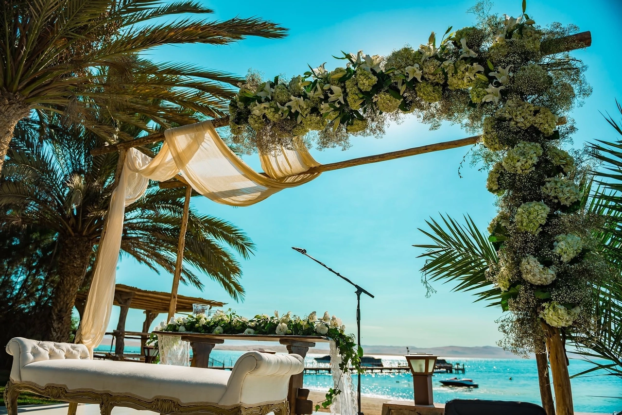 The Bahia hacienda - Framed by panoramic views to the ocean, lush tropical gardens and the elegant architecture of a classic coastal farm. Discover an exclusive but quiet and comfortable getaway on the banks of the beautiful Bay of Paracas. It is a destination where modern luxury and simplicity are perfectly combined to create an unforgettable experience.