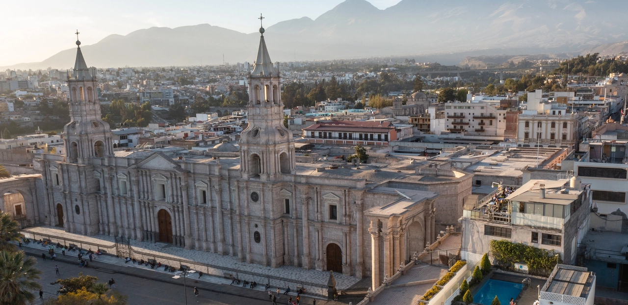 Andina Casa Select - Located in the Plaza de Armas, close to the tourist attractions of the White City of Arequipa, the hotel has 58 rooms distributed in 5 floors, the highly trained staff provides a service to detail and porpician an unforgettable stay.